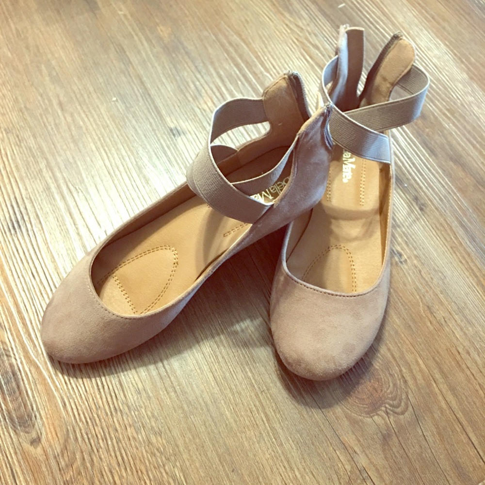 Ladies ballet flats.